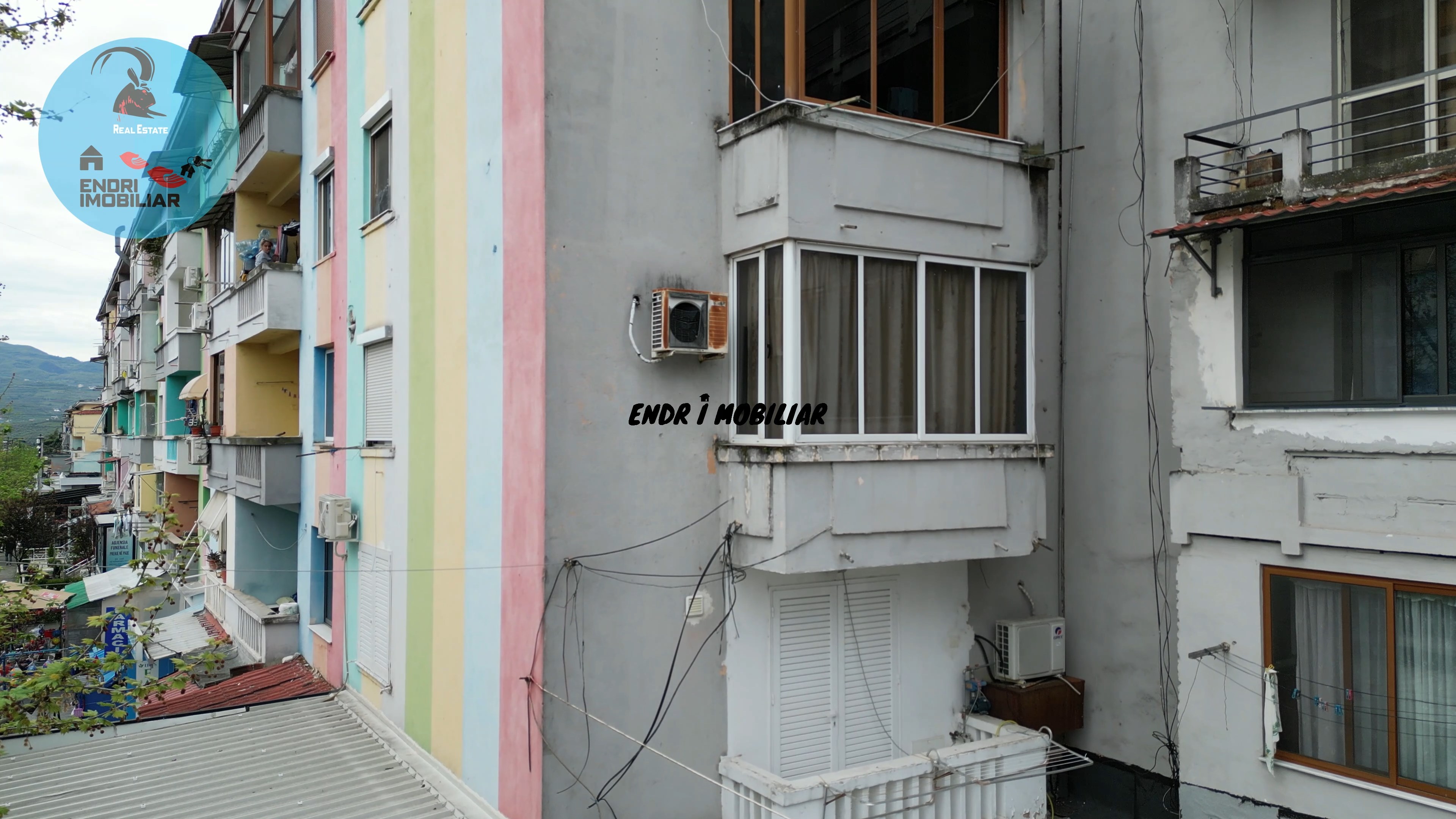 Shitet Apartament 2+1 perball parkut Rinia